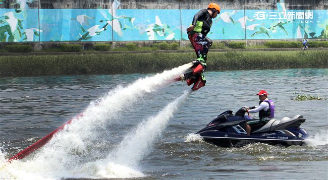 水上鋼鐵人在台灣正夯，真正名稱叫做Flyboard的一種水上極限運動，由於牽涉到環保問題，業者常找不到合適的場地來推廣，業者盼政府能一起來支持水上鋼鐵人Flyboard。（記者邱榮吉/攝影）

