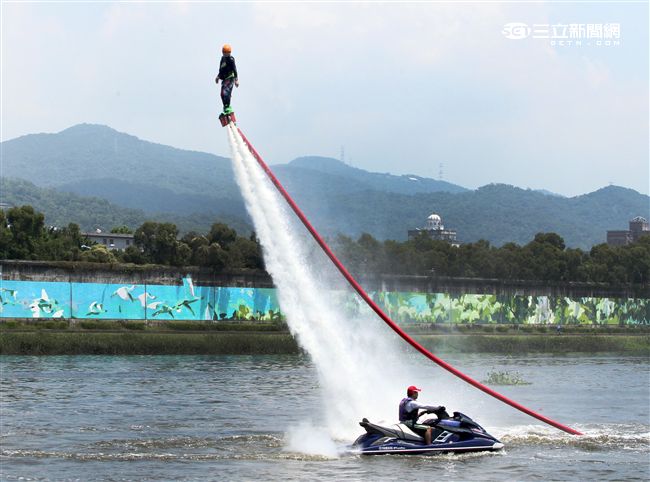水上鋼鐵人在台灣正夯，真正名稱叫做Flyboard的一種水上極限運動，由於牽涉到環保問題，業者常找不到合適的場地來推廣，業者盼政府能一起來支持水上鋼鐵人Flyboard。（記者邱榮吉/攝影）

