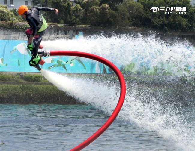 水上鋼鐵人在台灣正夯，真正名稱叫做Flyboard的一種水上極限運動，由於牽涉到環保問題，業者常找不到合適的場地來推廣，業者盼政府能一起來支持水上鋼鐵人Flyboard。（記者邱榮吉/攝影）

