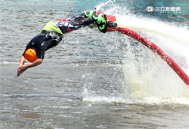 水上鋼鐵人在台灣正夯，真正名稱叫做Flyboard的一種水上極限運動，由於牽涉到環保問題，業者常找不到合適的場地來推廣，業者盼政府能一起來支持水上鋼鐵人Flyboard。（記者邱榮吉/攝影）


