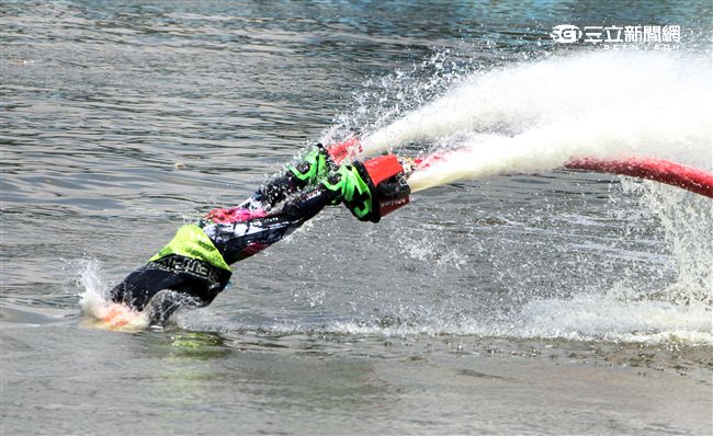 水上鋼鐵人在台灣正夯，真正名稱叫做Flyboard的一種水上極限運動，由於牽涉到環保問題，業者常找不到合適的場地來推廣，業者盼政府能一起來支持水上鋼鐵人Flyboard。（記者邱榮吉/攝影）

