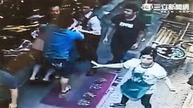 警員處理酒客群毆沾上血漬欲清洗時將槍置於餐桌惹議（翻攝畫面）