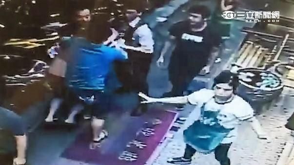新莊酒客街頭鬥毆　警配槍置桌上惹議