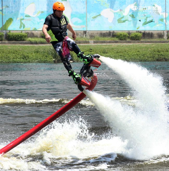 水上鋼鐵人在台灣正夯，真正名稱叫做Flyboard的一種水上極限運動，由於牽涉到環保問題，業者常找不到合適的場地來推廣，業者盼政府能一起來支持水上鋼鐵人Flyboard。（記者邱榮吉/攝影）

