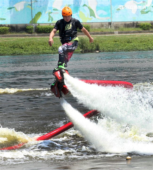 水上鋼鐵人在台灣正夯，真正名稱叫做Flyboard的一種水上極限運動，由於牽涉到環保問題，業者常找不到合適的場地來推廣，業者盼政府能一起來支持水上鋼鐵人Flyboard。（記者邱榮吉/攝影）

