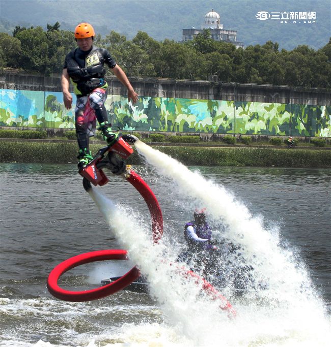 水上鋼鐵人在台灣正夯，真正名稱叫做Flyboard的一種水上極限運動，由於牽涉到環保問題，業者常找不到合適的場地來推廣，業者盼政府能一起來支持水上鋼鐵人Flyboard。（記者邱榮吉/攝影）

