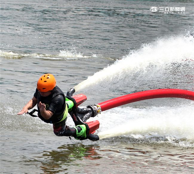 水上鋼鐵人在台灣正夯，真正名稱叫做Flyboard的一種水上極限運動，由於牽涉到環保問題，業者常找不到合適的場地來推廣，業者盼政府能一起來支持水上鋼鐵人Flyboard。（記者邱榮吉/攝影）

