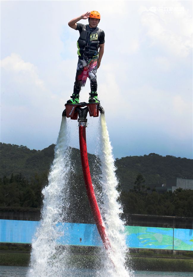 水上鋼鐵人在台灣正夯，真正名稱叫做Flyboard的一種水上極限運動，由於牽涉到環保問題，業者常找不到合適的場地來推廣，業者盼政府能一起來支持水上鋼鐵人Flyboard。（記者邱榮吉/攝影）

