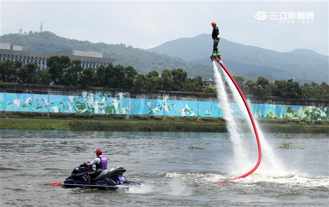 水上鋼鐵人在台灣正夯，真正名稱叫做Flyboard的一種水上極限運動，由於牽涉到環保問題，業者常找不到合適的場地來推廣，業者盼政府能一起來支持水上鋼鐵人Flyboard。（記者邱榮吉/攝影）

