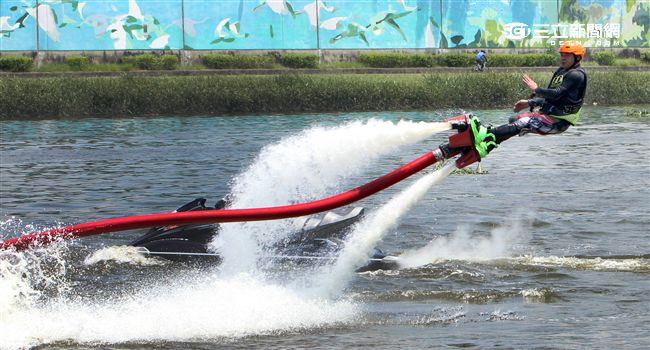 水上鋼鐵人在台灣正夯，真正名稱叫做Flyboard的一種水上極限運動，由於牽涉到環保問題，業者常找不到合適的場地來推廣，業者盼政府能一起來支持水上鋼鐵人Flyboard。（記者邱榮吉/攝影）

