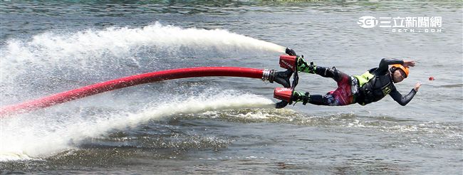 水上鋼鐵人在台灣正夯，真正名稱叫做Flyboard的一種水上極限運動，由於牽涉到環保問題，業者常找不到合適的場地來推廣，業者盼政府能一起來支持水上鋼鐵人Flyboard。（記者邱榮吉/攝影）

