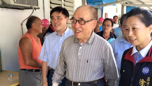 郝柏村郝龍斌花蓮輔選　榮民熱情合影