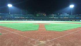 台南棒球場新燈柱進行測光（圖／統一獅提供）