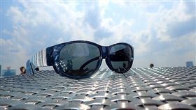 墨鏡,太陽眼鏡（圖／攝影者pang yu liu，Flickr CC License）
https://www.flickr.com/photos/pangyuliu/19334687448/in/photolist-8ziNSh-3chwKn-9jfAwe-2BPVK2-C2ihv-26skUH-f29u5L-5gPzSz-5KST2k-7vPqcr-2Gu7Hf-9jfAbp-n9Qjy5-5XQhHz-3zo8i1-2qhkUC-hrHc11-zTErvs-6rrR91-6CJwb6-gLvde-4TD5Ds-dVMUR9-9s62af-5gemkm-5DNV5d-6g6Dvb-5gnTus-9s32vV-BAPXm-ccUgyd-57Z5TW-38Ppvz-fqKQta-5uTNAR-3tP2Hw-9PSYom-4N2WVh-iQMcKo-4ybV3a-7tn79V-4yMRmV-nGCVq-4zmg8y-nQSSH3-a7oR5V-4QrEAY-5oDTh9-vsxjY9-7BiKZf