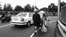 撿回收
http://goo.gl/RMiRle
▲圖／攝影者chia ying Yang, flickr CC License