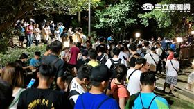 警方下載寶貝雷達APP在北投公園跟著民眾移動（翻攝畫面）