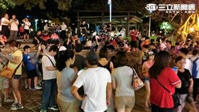 警方下載寶貝雷達APP在北投公園跟著民眾移動（翻攝畫面）