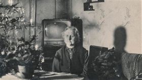 老人,獨居老人（圖／攝影者simpleinsomnia，Flickr CC License）
https://www.flickr.com/photos/simpleinsomnia/11885284856/in/photolist-j7gc7q-p3epHh-nLouN2-nF31Rt-g45TNY-nuWdGX-fQPCUj-p5xS9q-odJLVv-njk55n-nE1f6V-nHWZQG-f5QCnf-nwbDub-hgoM4R-gP9jKa-oVaJVH-qJtFMB-npWKTv-f8rMUc-nDS5vt-miP9zy-qChGiU-egqStY-nmLaFW-nnjSgj-eXVzXw-qvMoHR-fShh14-pSfTDb-iyZncv-jvHxBS-Ca3w2b-7xLyDg-e5jX7B-jXtiMZ-dpxY68-eXMo6k-fQcXz7-cTV2t-fNsZm5-nCjMyJ-k98UgK-7v2qcX-jSBY4-5knR8g-bAmUS4-kWPKB-9TNjgY-dyBXUr