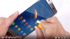 影／暴力測試！Note 7難逃刀刮、火燒、掰彎