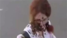 女記者被潑糞／YouTube