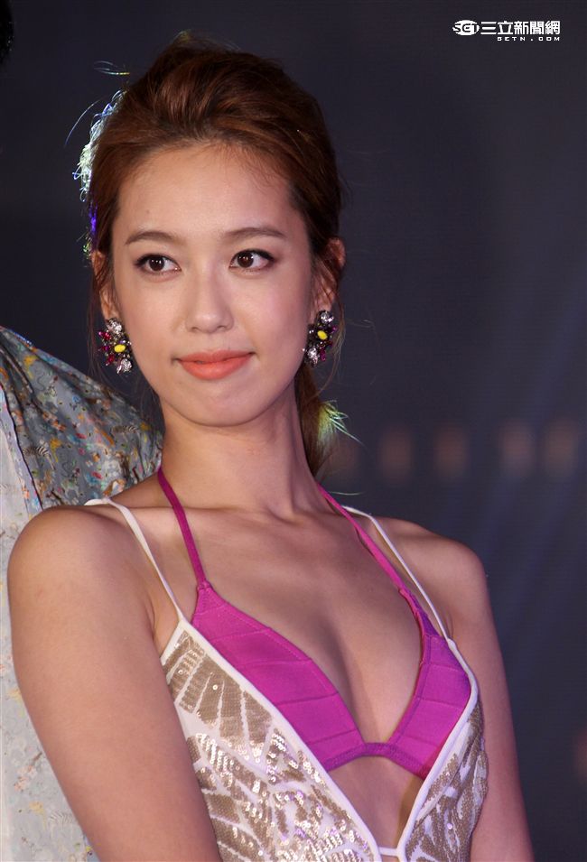 陳庭妮性感化身海洋之星大使，比基尼上衣S型火曲線，大展個性魅力。（記者邱榮吉/攝影）