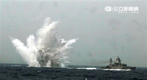 「漢光3２號演習」實兵演練登場，海軍包括紀德級軍艦、成功級軍艦、濟陽級軍艦、沱江艦、錦江級軍艦及光六飛彈快艇及磐石軍艦都進行艦隊防空作戰。（記者邱榮吉/攝影）