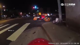 還沒變綠燈…騎士搶快違規左轉被撞飛