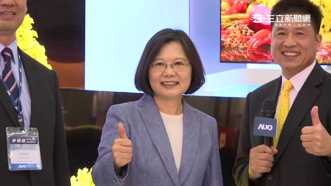 民眾興奮搶拍　手機噴飛險砸蔡英文