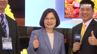 民眾興奮搶拍　手機噴飛險砸蔡英文