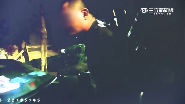 毒蟲遭警攔查落跑　民眾出「腳」相助