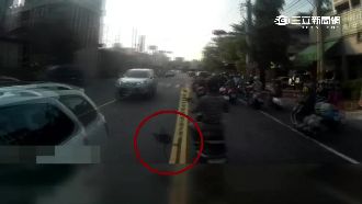 酒駕男躲取締　丟鏟子當路障絆警