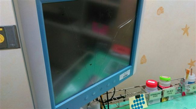 又見醫院暴力　女怒毆護理師、砸螢幕