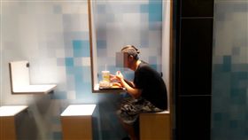 速食店單人座位(圖取自爆廢公社)