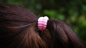 ▲頭髮綁得死緊會引起頭痛。（圖／攝影者Jakub Hlavaty, Flickr CCLicense） 
https://www.flickr.com/photos/jakub_hlavaty/236114406/