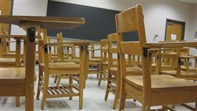 學校、老師、桌椅、學生（圖／翻攝自Flickr　https://flic.kr/p/6r26iv）