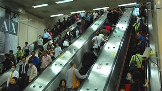 手扶梯習慣靠右站　右癱婦苦不堪言