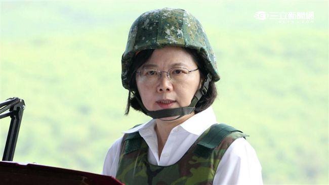 小英初閱軍演　小凸槌也不忘讚國軍