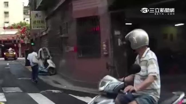 阿伯為看妹闖紅燈　遭休旅車撞飛