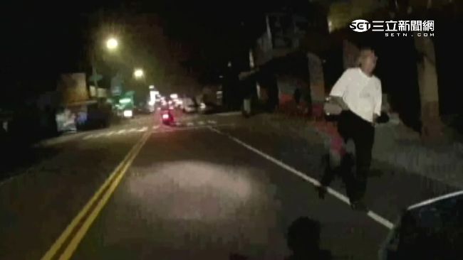 醉男踹警辯腳抽筋　被上銬喊執法過當