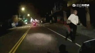 醉男踹警辯腳抽筋　被上銬喊執法過當