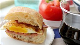 早餐／flickr／https://www.flickr.com/photos/withwind/14533732830/in/photolist-o9ibqw-jhtRm4-dB9heL-nYrGxn-ehJQgu-nuLAbV-nuLyUB-esWYjH-c4DJ97-rSeQc5-zEgRDk-eKNUjP-dCrP1K-n1tRz4-F43goS-fs8VcE-zYBADn-8Bc76t-dey9rc-dCi3Gy-o2wmEF-8HzBUW-bVq9BL-pmTYrg-9jzEvL-nbvm8Q-qR7puQ-oLmQqW-aFRpSH-dvuzLL-8JLnHs-wSyfaA-efUD4K-oF1YSS-nbvejP-nsHg3k-nbvoBW-nbvd6M-nuLzgt-nbvpps-nbvgjF-nbviPG-4Gm9if-nsHhuD-nbvfy2-nbvkPy-rZYfJ2-7ZYKkw-9dG9wj-otoTnF