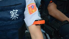 手臂電擊器
新北市政府警察局引進美國最先進「情境模擬應變射擊
訓練場」啟用，模擬員警遇各種突發狀況及臨場應變能
力，反應太慢還會遭系統設定歹徒BB彈反擊及手臂電擊
器電擊。／中央社