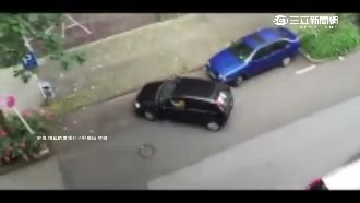 路邊停車好難？女駕駛直接開上人行道