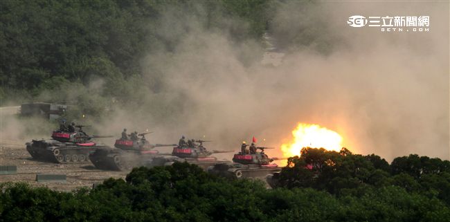 漢光32號「聯勇操演」CM11戰車對敵主陣地攻擊。（記者邱榮吉/屏東拍攝）