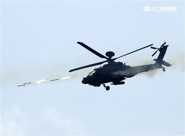 漢光32號「聯勇操演」AH-64E阿帕契攻擊直升機空中火力支援。（記者邱榮吉/屏東拍攝）