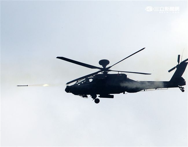 漢光32號「聯勇操演」AH-64E阿帕契攻擊直升機空中火力支援。（記者邱榮吉/屏東拍攝）