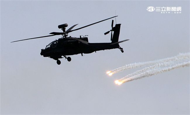 漢光32號「聯勇操演」AH-64E阿帕契攻擊直升機空中火力支援。（記者邱榮吉/屏東拍攝）