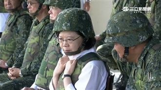 女統帥首校閱漢光　炮彈聲小英受驚嚇