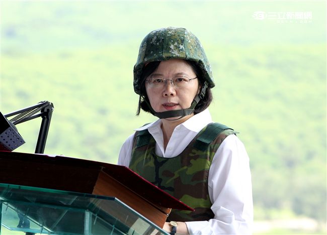 漢光32號「聯勇操演」總統蔡英文以三軍統帥身分首次參與演習。（記者邱榮吉/屏東拍攝）