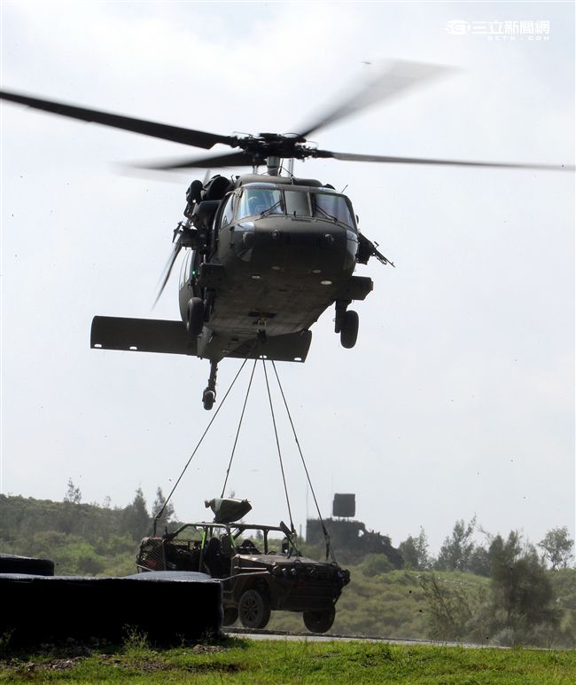 漢光32號「聯勇操演」UH-60M黑鷹直升機實施空中突擊。（記者邱榮吉/屏東拍攝）